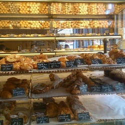 Viennoiseries devant et macarons derrière..