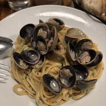 Zero Otto Nove - Spaghetti with white clam sauce - Italian Near Me - New York, New York Zero Otto Nove - Spaghetti with white clam sauce - Italian Near Me - New York, New York