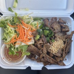 Bun thit nuong (vermicelli with grilled pork) Bun thit nuong (vermicelli with grilled pork)