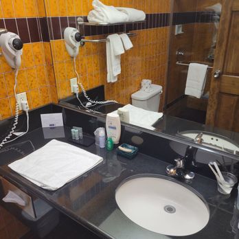 Best Western Pine Tree Motel - Good size counter and facebowl. - Hotels Near Me - Chino, California