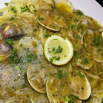 Basilico Italiano - Clam linguine | IG @kurlykonnoisseur - Italian Near Me - Concord, North Carolina Basilico Italiano - Clam linguine | IG @kurlykonnoisseur - Italian Near Me - Concord, North Carolina