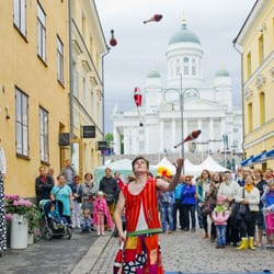 Nordic Saga Tours - Helsinki Day Street Circus with church - foto Lauri Rotko - brug