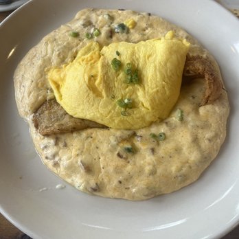 Honeybear Cafe - Jalapeño cheddar cheese grits with fish - Breakfast & Brunch Near Me - Chicago, Illinois