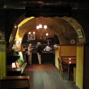 Esterhazykeller - Schankraum, links ist die Essenstheke, geradeaus die Schanktheke... - Pubs Near Me - Vienna, 9