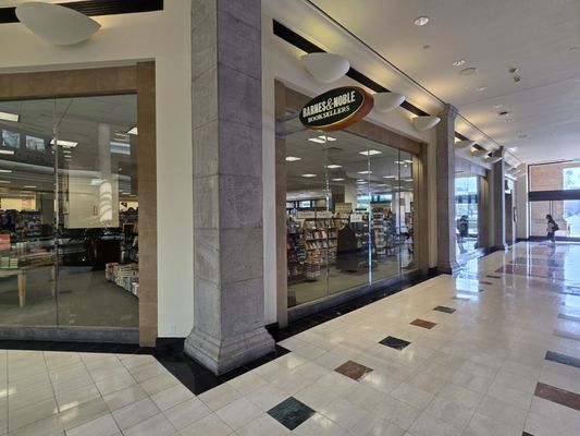 Barnes & Noble by null