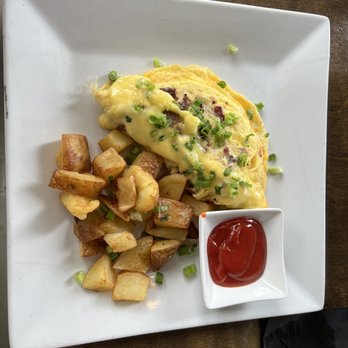 Cori's Modern Kitchen & Bar - Bacon and cheddar omelet - New American Near Me - Washington, DC, District of Columbia