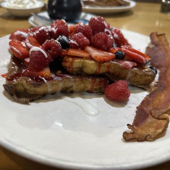 Sunview Cafe - Very Berry French Toast - Breakfast & Brunch Near Me - Allen, Texas