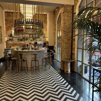 Hotel Calimala - Lobby bar - beautiful patio outside too and good music - Hotels & Travel Near Me - Florence, FI