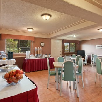 Travelodge Courtenay - Breakfast Room - Hotels Near Me - Courtenay, British Columbia Travelodge Courtenay - Breakfast Room - Hotels Near Me - Courtenay, British Columbia
