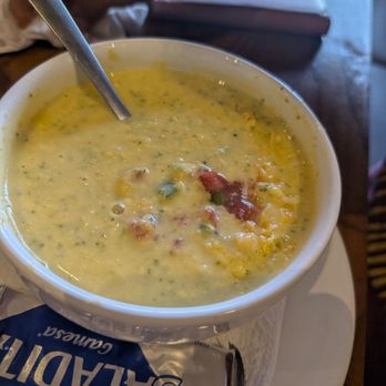 Chili's - Broccoli cream soup - Bars Near Me - El Refugio Campestre, GUA