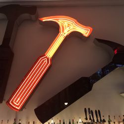 Hammer & Nail - Nice bar scene