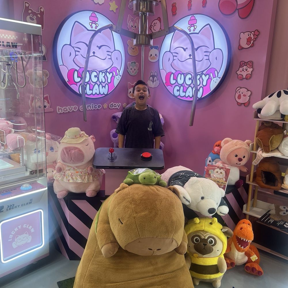 Lucky Claw - Cute photo ops! - Arcades Near Me - Rancho Cucamonga, California