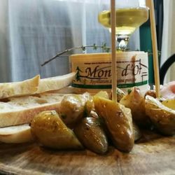 Oenomaniac - Planche du moment :
Mont d'or fondu servi avec des pommes grenaille et du jambon de Bayonne.
