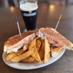 BD Riley's Irish Pub at Mueller - Toastie & chips.