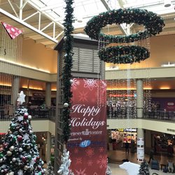 Genesee Valley Center - Center court holiday decorations