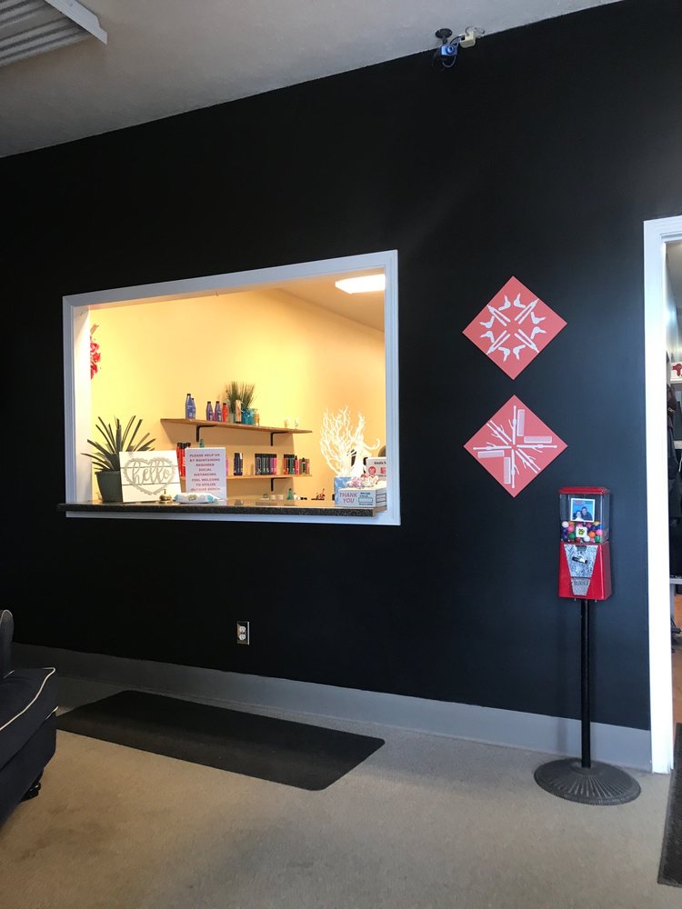 SIGNATURE HAIR Updated May 2024 41 Photos 215 E High St