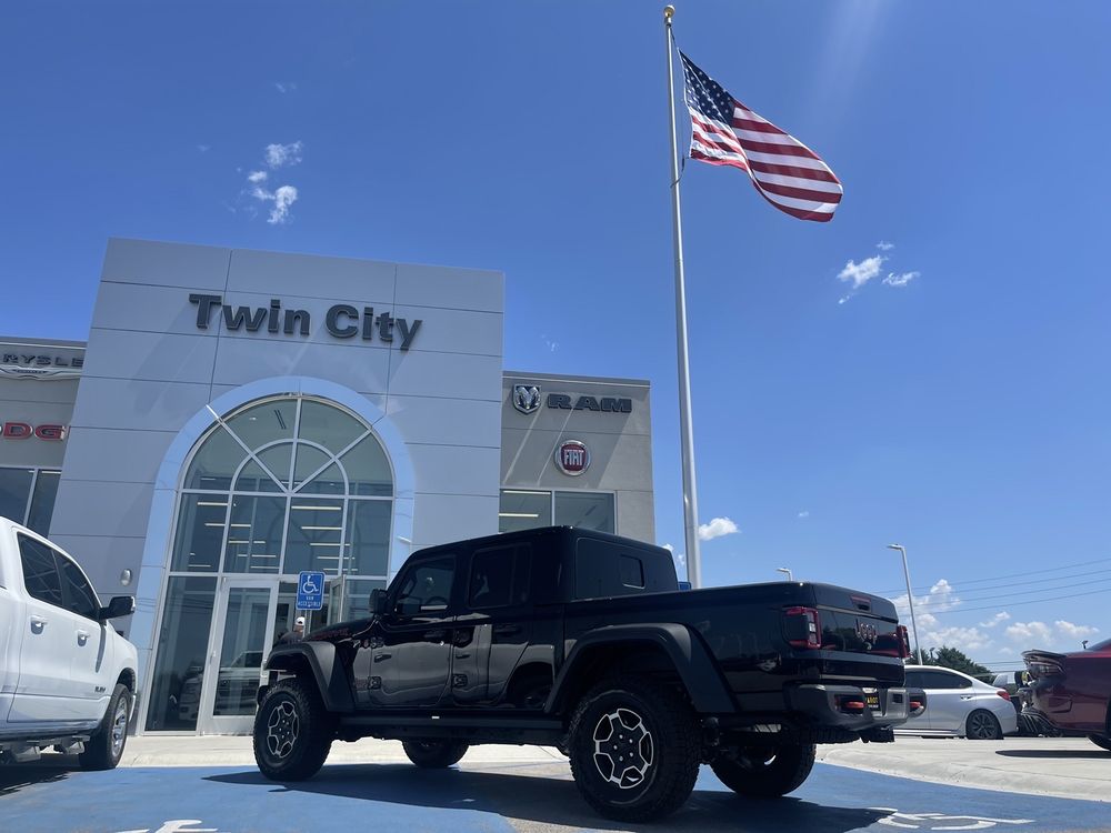 TWIN CITY DODGE CHRYSLER JEEP RAM 37 Reviews 3838 IN38 E