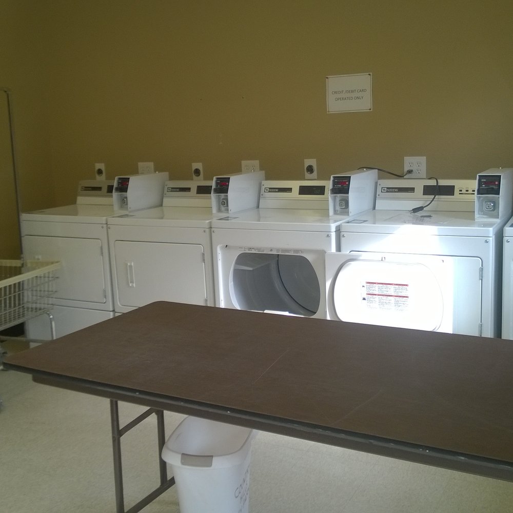 Country Hills Rv Park - Laundry room - 4 machines each side - RV Parks Near Me - Beaumont, California