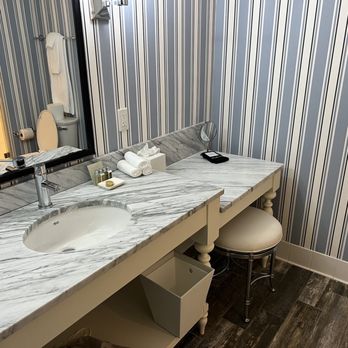 Beauport Hotel - Nice bathroom with a vanity area - Hotels Near Me - Gloucester, Massachusetts
