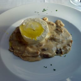 Bavarese di formaggio caprino con crema di funghi porcini e porri Bavarese di formaggio caprino con crema di funghi porcini e porri