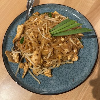 Manon - Pad Thai with Chicken - Thai Near Me - Fullerton, California
