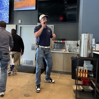 Tom's Watch Bar - GM Dan getting the crowd hyped up - Sports Bars Near Me - Houston, Texas