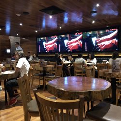 Madero - English top songs and video playing in the background