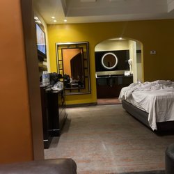 Motel Villa Dorada - Im hanging out in the living room area. Right next  to sleeping area. Pretty clean place..