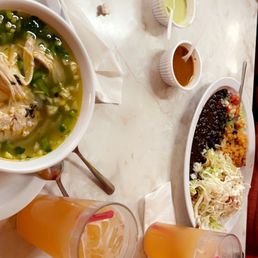 Sopa de pollo, agua de melón, & tacos dorados de pollo