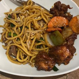 Beef chow mein and general Tao chicken.