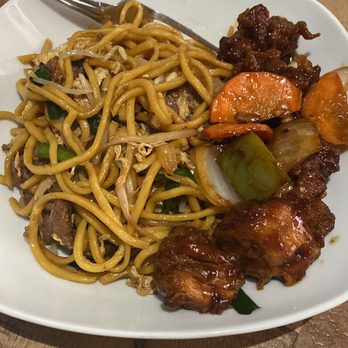 Federick Restaurant - Beef chow mein and general Tao chicken. - Chinese Near Me - Markham, Ontario