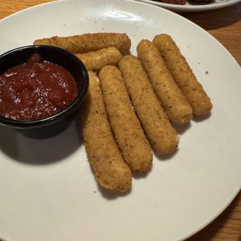 Applebee's Grill + Bar - Mozzarella Sticks - American Near Me - West Saint Paul, Minnesota