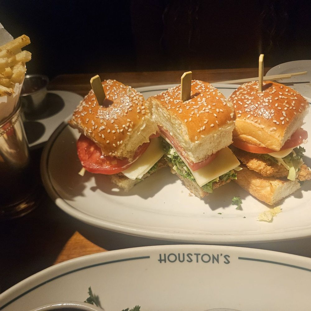 Houston's Restaurant - Crispy chicken sandwich was amazing - New American Near Me - Irvine, California