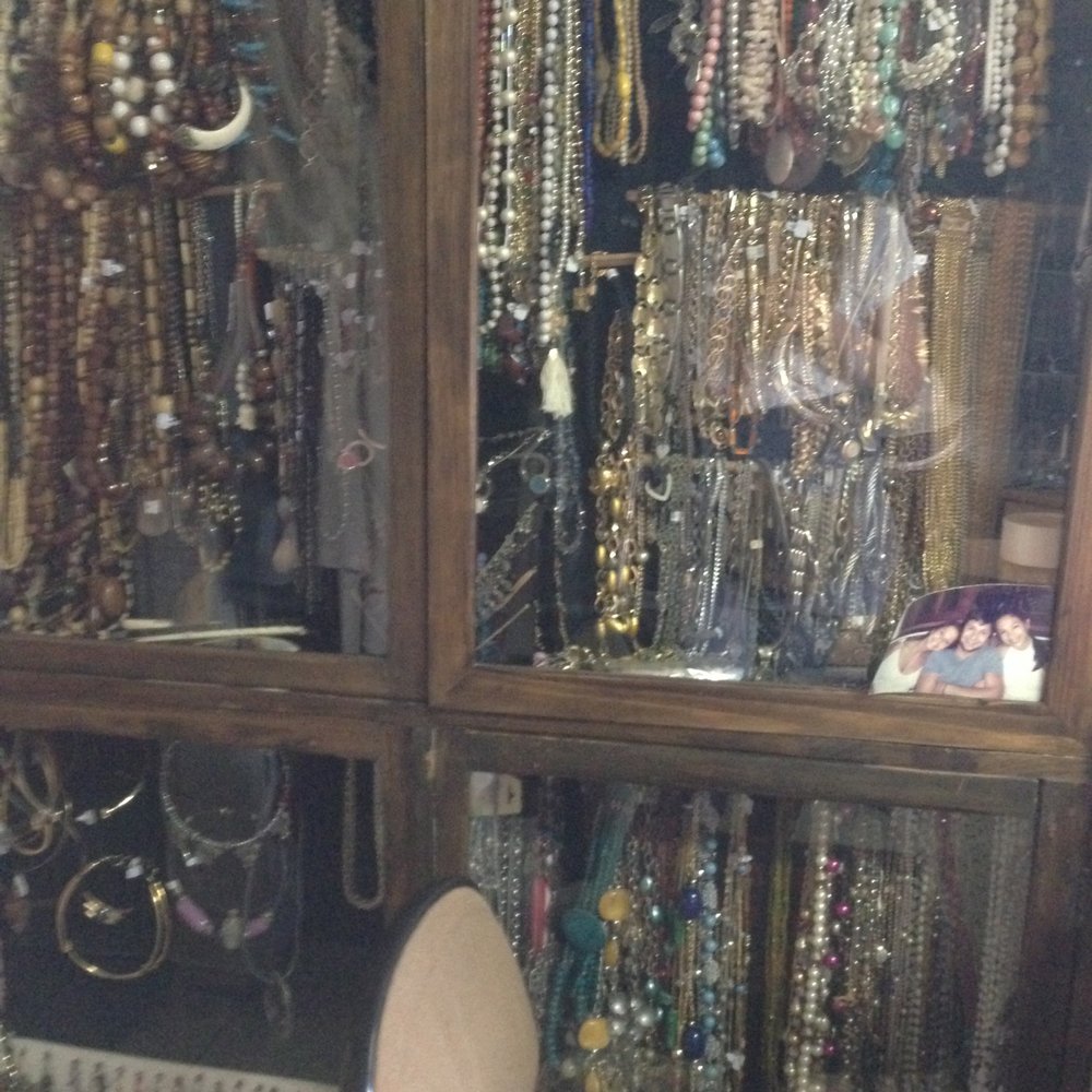 Spazio Vintage Brechó e Acervo - Some jewlery for sale. - Thrift Stores Near Me - São Paulo, SP