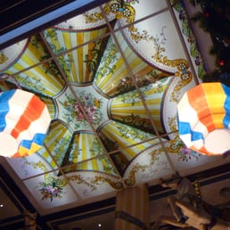 Such an adorable ceiling!!