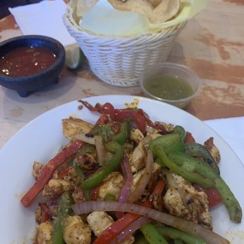 El Arroyo - Fajita bowl from a Mexican restaurant in Riverbank that still treat's customers they way it use to be ... plenty of chicken & veggies - Mexican Near Me - Sonora, California El Arroyo - Fajita bowl from a Mexican restaurant in Riverbank that still treat's customers they way it use to be ... plenty of chicken & veggies - Mexican Near Me - Sonora, California