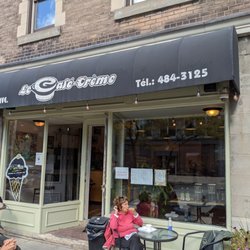 Le Cafe-Creme - Outside with 4 bistro tables