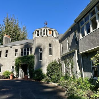 Elk Rock Garden - Main house, visitor center to the right - Parks Near Me - Portland, Oregon