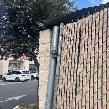 Petco - Broken gate.. unsafe for staff. - Pet Stores Near Me - Honolulu, Hawaii