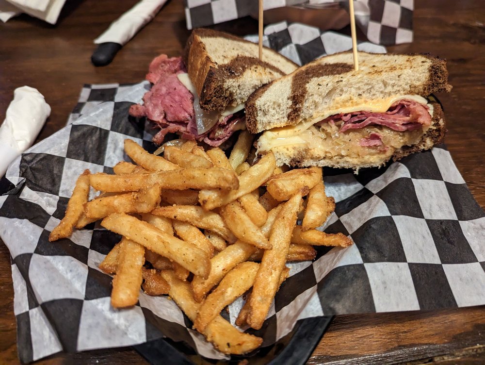 YE OLDE PUB Updated October 2024 137 Photos & 198 Reviews 202 W