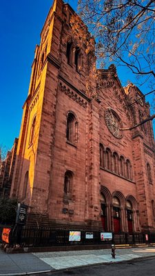 Church’s 20,000 square foot haunted church for sale : r/zillowgonewild