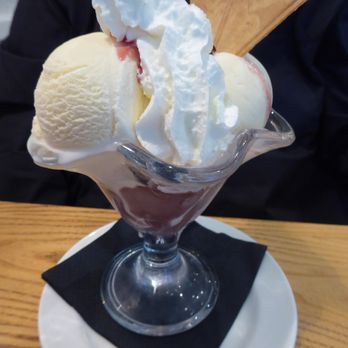 Spaghetti House - Vanilla and chocolate gelato sundae - Italian Near Me - London, XGL Spaghetti House - Vanilla and chocolate gelato sundae - Italian Near Me - London, XGL