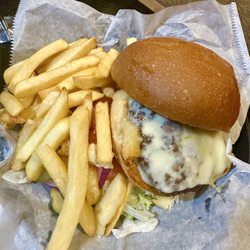 Cafe Delphine - Nice well made hamburger