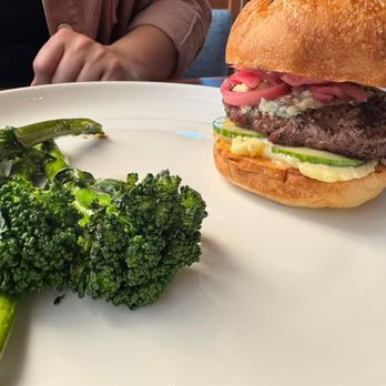 Saffire Restaurant - Burger - New American Near Me - Franklin, Tennessee