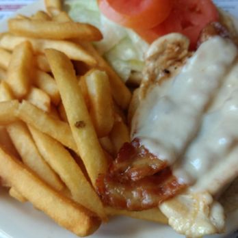 Redwood Restaurant - Manhattan Chicken Sandwich - Breakfast & Brunch Near Me - Naples, New York