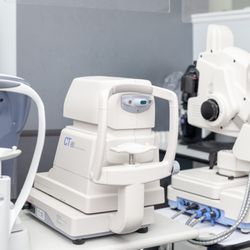 Philip Chen, OD - Auto refraction, Tonometry and fundus photography test