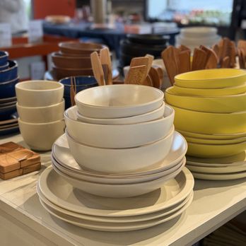Heath Ceramics - Health Ceramics retail display - Home Decor Near Me - Sausalito, California Heath Ceramics - Health Ceramics retail display - Home Decor Near Me - Sausalito, California