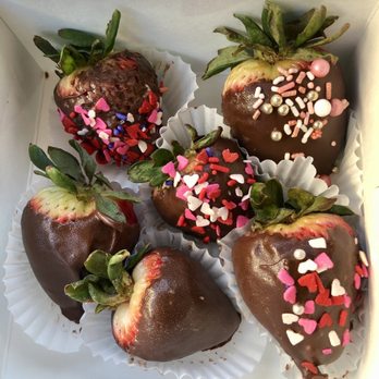 Gracene's Cupcake Boutique - Chocolate dipped strawberries for Valentine's Day fundraiser - Cupcakes Near Me - Black Diamond, Washington