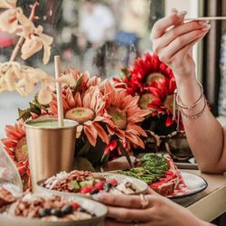 ÍAÇA Superfood Bar - Fresh Avocado Toasts, Açaí Smoothies and Açai Bowls
