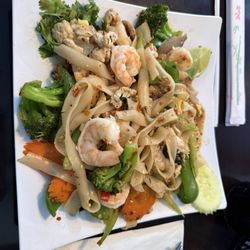 Flavors of Mae Kong Thai - Pad Kee Mao with chicken and shrimp, Thai spicy